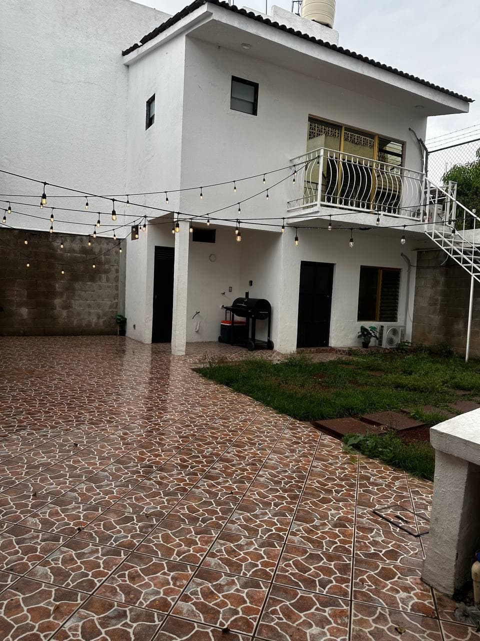 Patio con asador y jardín en planta baja